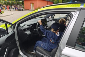policjanci na pikniku w przedszkolu