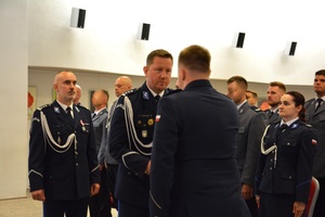 zdjęcie przedstawia policjantów w trakcie uroczystej zbiórki z okazji święta Policji