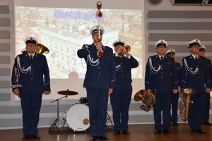 zdjęcie przedstawia policjantów w trakcie uroczystej zbiórki z okazji święta Policji