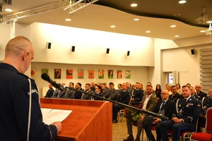 zdjęcie przedstawia policjantów w trakcie uroczystej zbiórki z okazji święta Policji