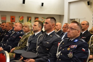 zdjęcie przedstawia policjantów w trakcie uroczystej zbiórki z okazji święta Policji