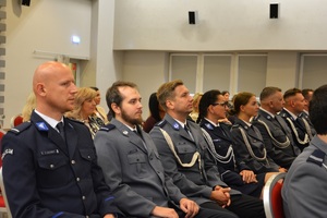 zdjęcie przedstawia policjantów w trakcie uroczystej zbiórki z okazji święta Policji