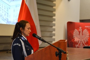 zdjęcie przedstawia policjantów w trakcie uroczystej zbiórki z okazji święta Policji