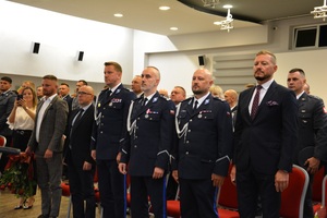 zdjęcie przedstawia policjantów w trakcie uroczystej zbiórki z okazji święta Policji