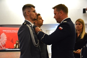 zdjęcie przedstawia policjantów w trakcie uroczystej zbiórki z okazji święta Policji