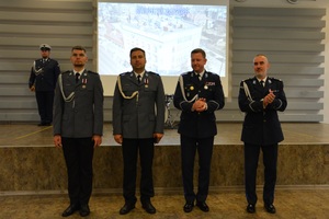 zdjęcie przedstawia policjantów w trakcie uroczystej zbiórki z okazji święta Policji