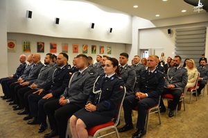 zdjęcie przedstawia policjantów w trakcie uroczystej zbiórki z okazji święta Policji