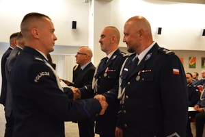 zdjęcie przedstawia policjantów w trakcie uroczystej zbiórki z okazji święta Policji