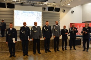 zdjęcie przedstawia policjantów w trakcie uroczystej zbiórki z okazji święta Policji