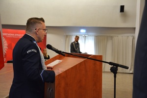 zdjęcie przedstawia policjantów w trakcie uroczystej zbiórki z okazji święta Policji