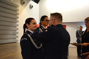 zdjęcie przedstawia policjantów w trakcie uroczystej zbiórki z okazji święta Policji