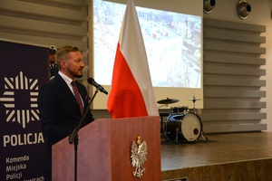 zdjęcie przedstawia policjantów w trakcie uroczystej zbiórki z okazji święta Policji