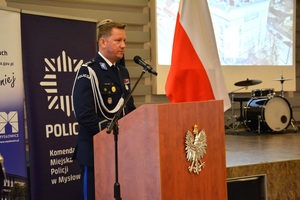zdjęcie przedstawia policjantów w trakcie uroczystej zbiórki z okazji święta Policji