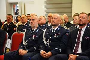 zdjęcie przedstawia policjantów w trakcie uroczystej zbiórki z okazji święta Policji