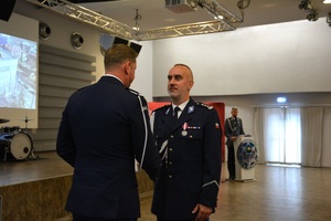 zdjęcie przedstawia policjantów w trakcie uroczystej zbiórki z okazji święta Policji
