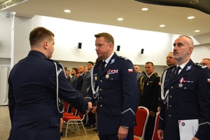 zdjęcie przedstawia policjantów w trakcie uroczystej zbiórki z okazji święta Policji