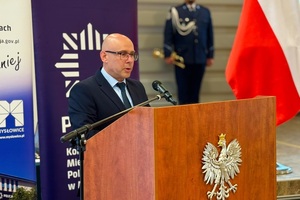 zdjęcie przedstawia policjantów w trakcie uroczystej zbiórki z okazji święta Policji