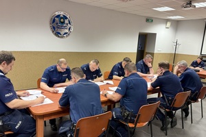 policjanci w trakcie rozwiązywania testu wiedzy.