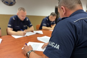 policjanci w trakcie rozwiązywania testu wiedzy.