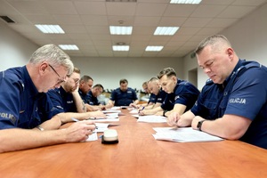 policjanci w trakcie rozwiązywania testu wiedzy.