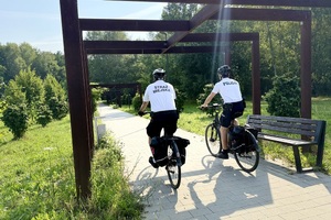 policjant i strażnik miejski na rowerze