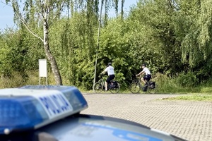 policjant i strażnik miejski na rowerze