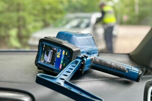 policjant w trakcie kontroli prędkości
