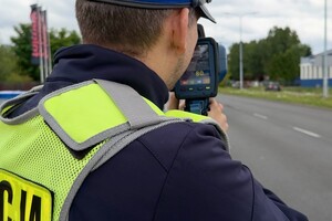 policjant w trakcie kontroli prędkości