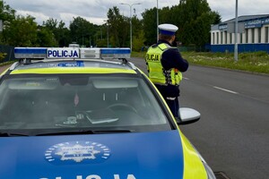 policjant w trakcie kontroli prędkości