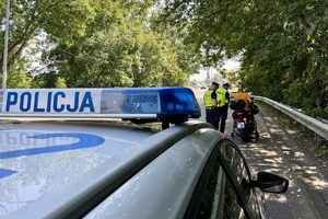 policjanci w trakcie kontroli motocyklisty