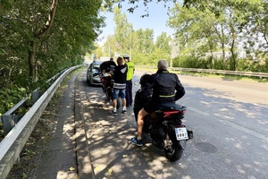 policjanci w trakcie kontroli motocyklisty