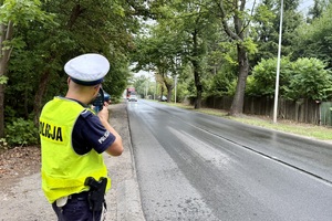 Policjant w trakcie kontroli prędkości pojazdów