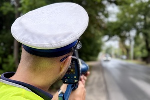 Policjant w trakcie kontroli prędkości pojazdów