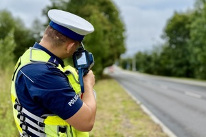 Policjant w trakcie kontroli prędkości pojazdów