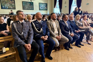 osoby siedzące na widowni