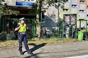 policjanci w trakcie działań przed szkołą