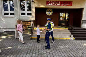 policjanci w trakcie działań przed szkołą