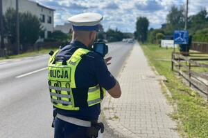 policjanci w trakcie działań przed szkołą