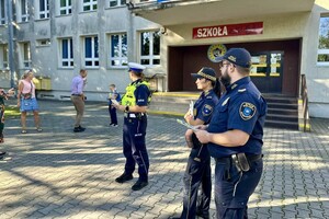 policjanci w trakcie działań przed szkołą