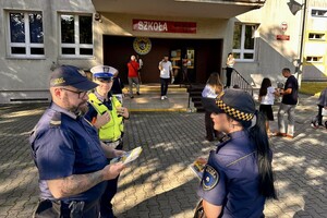 policjanci w trakcie działań przed szkołą
