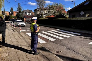 policjanci w trakcie działań przed szkołą