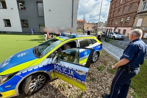 policjanci w trakcie spotkania z dziećmi