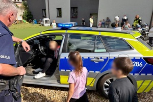 policjanci w trakcie spotkania z dziećmi