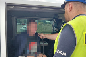 policjant badający trzeźwość zatrzymanego.