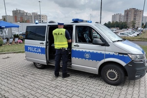 policjant badający trzeźwość zatrzymanego.