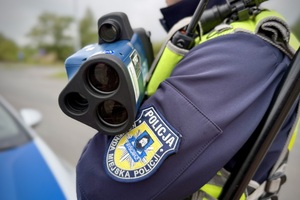 policjanci w trakcie kontroli drogowej