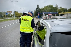 policjanci w trakcie kontroli drogowej