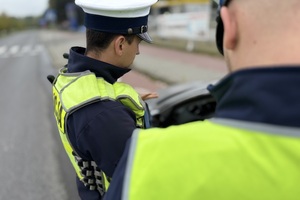 policjanci w trakcie kontroli drogowej