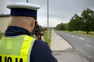 policjanci w trakcie kontroli drogowej