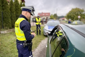 policjanci w trakcie kontroli drogowej